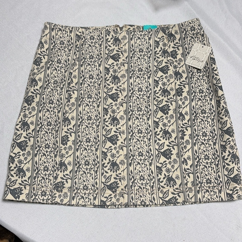 FREE PEOPLE Modern Denim Mini Skirt, off white size 8.